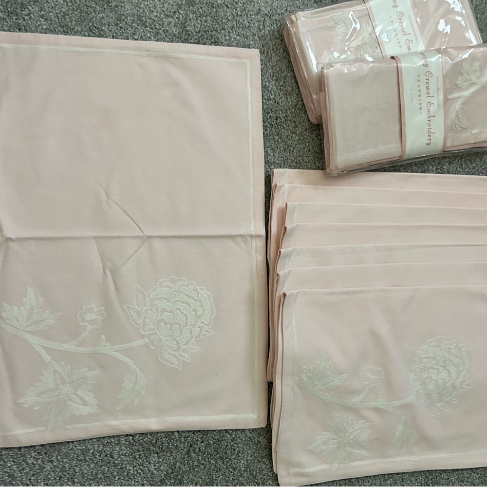 NWT Williams Sonoma Pink Embroidered Napkins and Placemats (8)